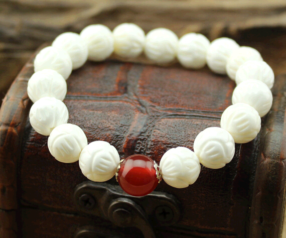Wholesale good quality white tridacna stone bracelet for woman or man